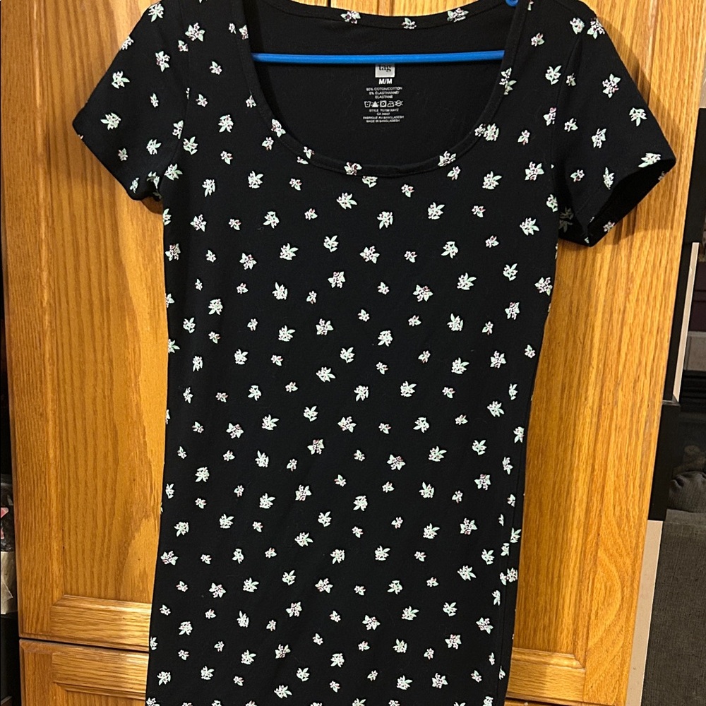 Tag Black Short Sleeve Scoop Neck Dress with White Floral Print